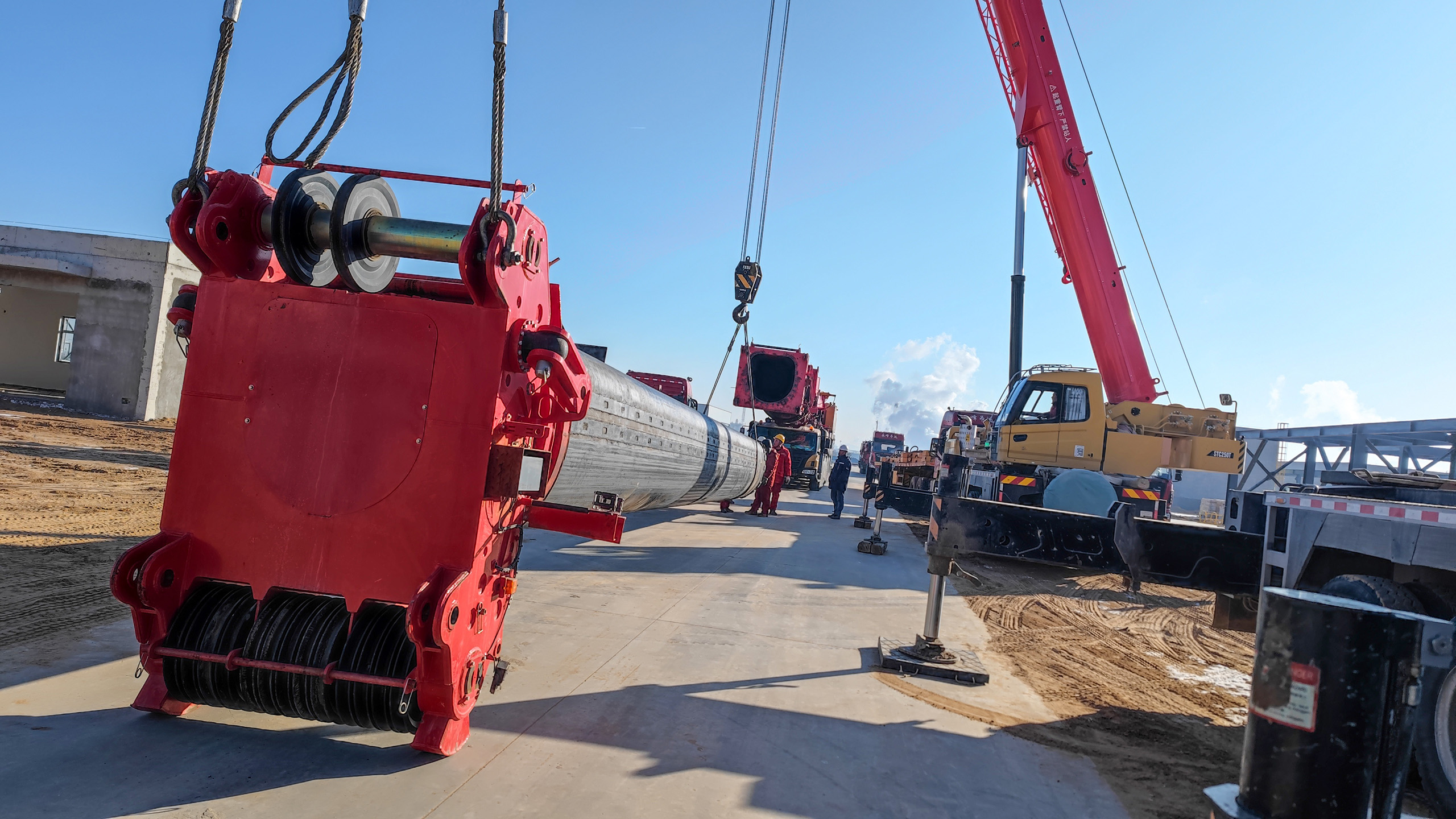 组装大臂，需要两台小吊车组装。