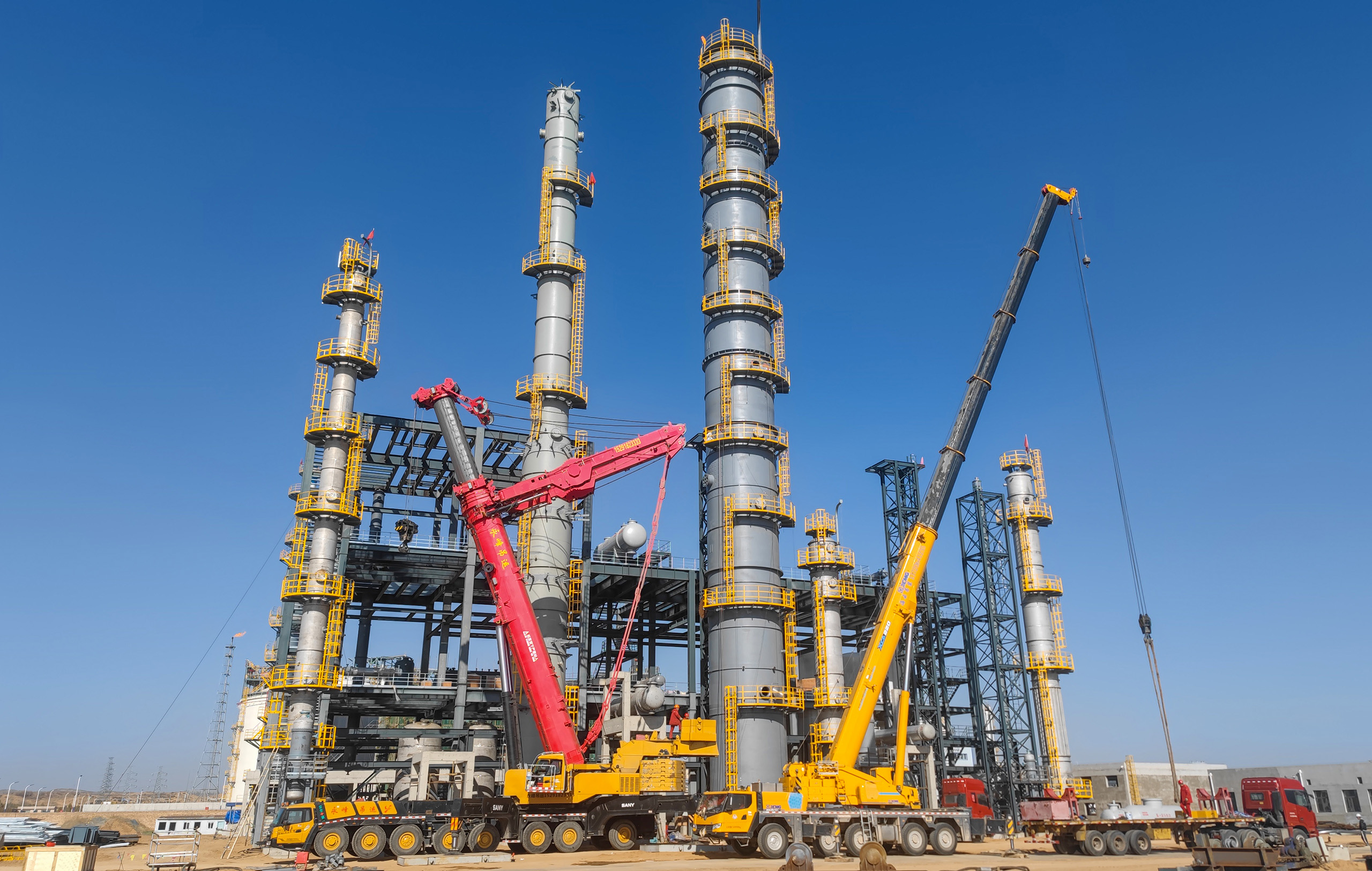 遛尾吊车配合挪车