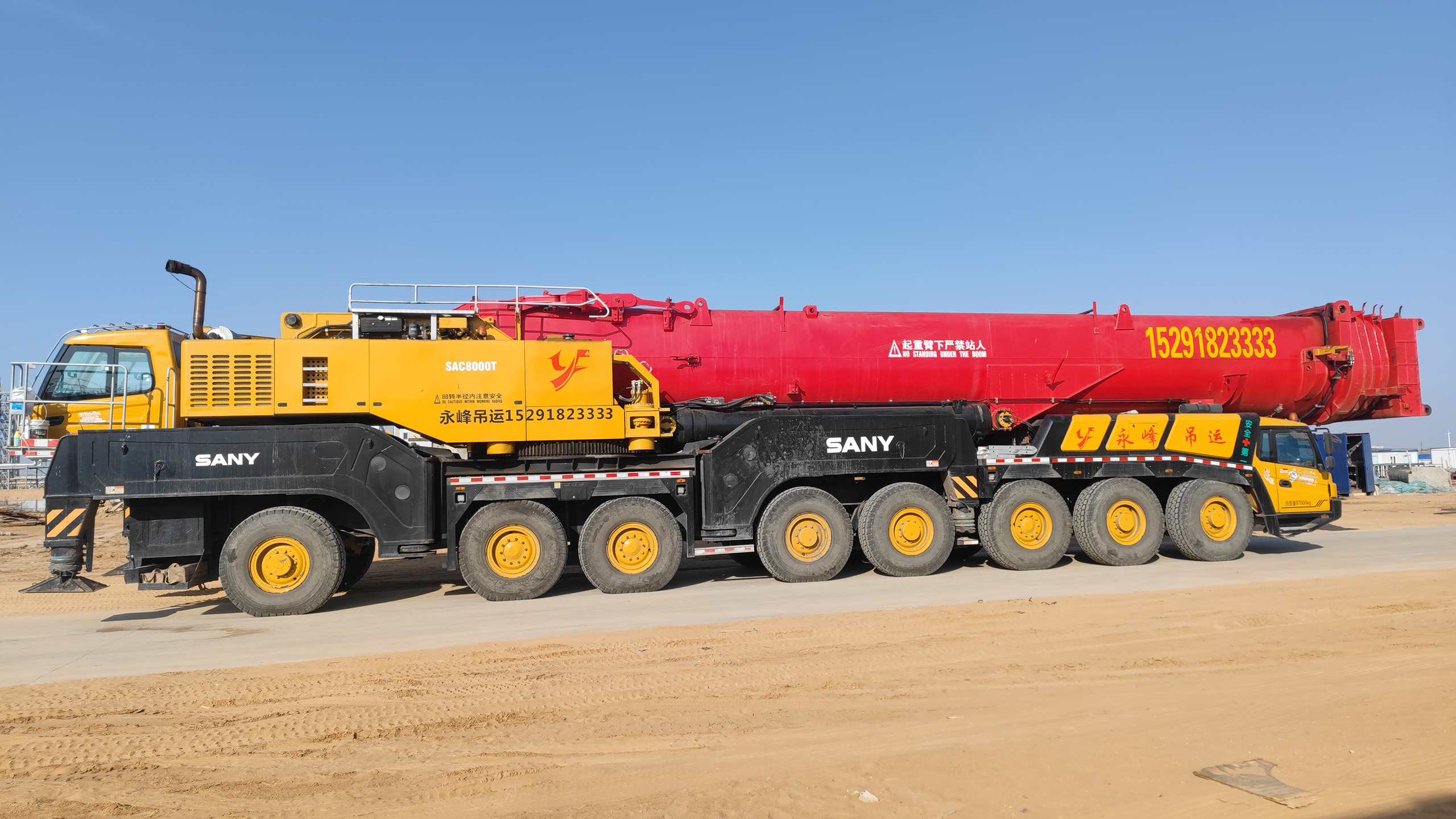 完成任务的800吨吊车。