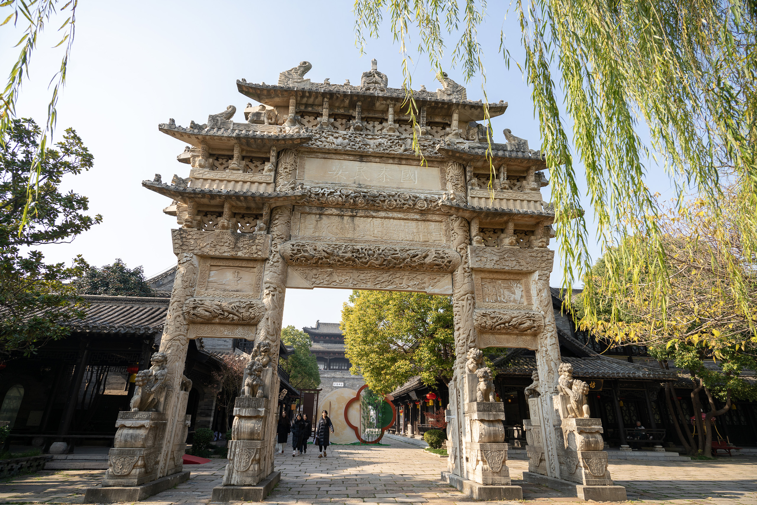 台儿庄古城天下第一庄牌坊