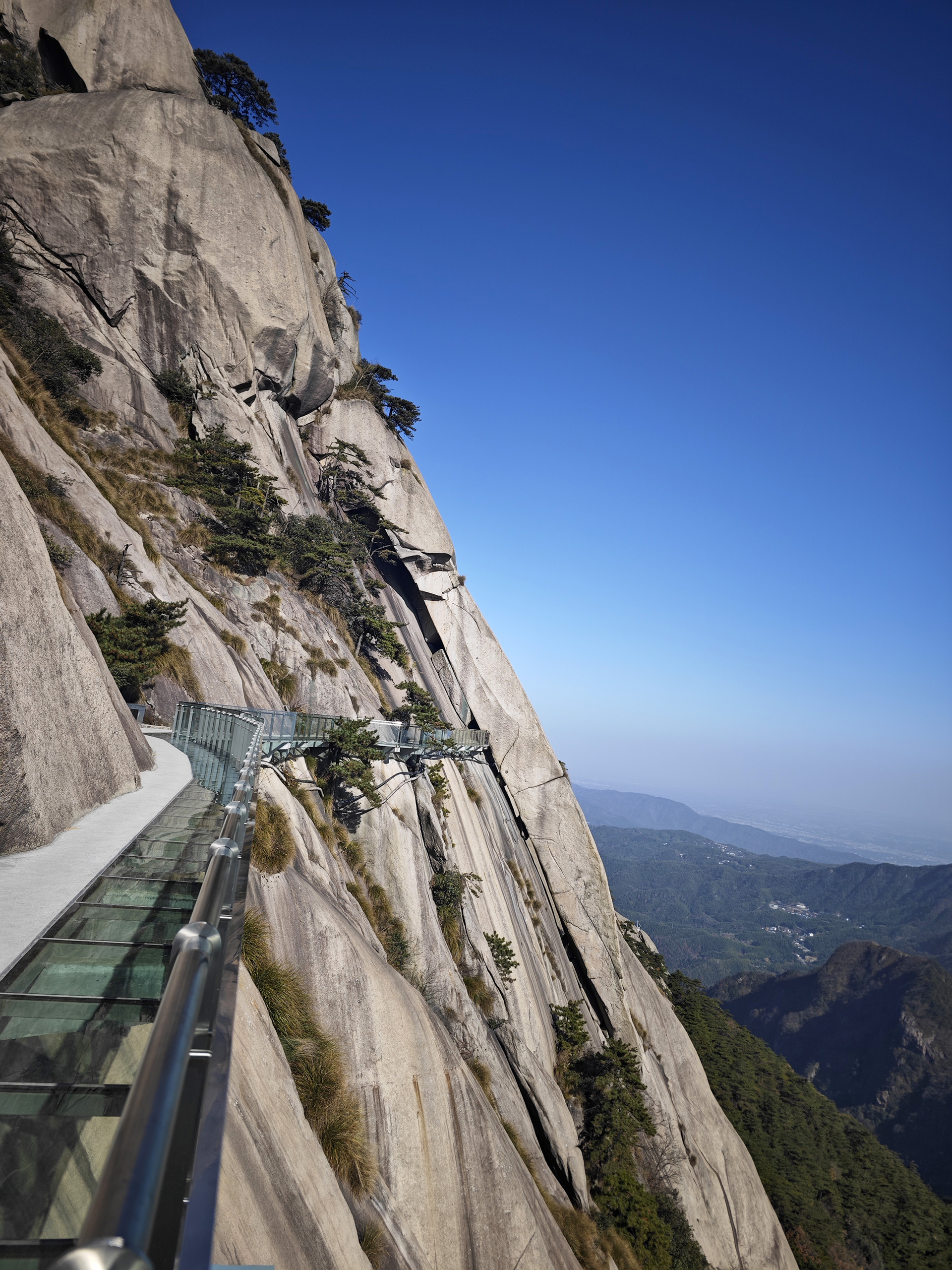 东关玻璃栈道。