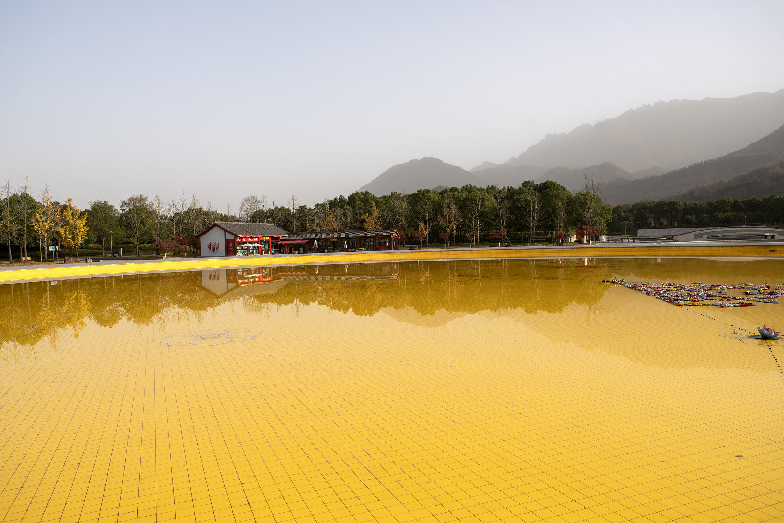 九华山大愿文化园佛光池